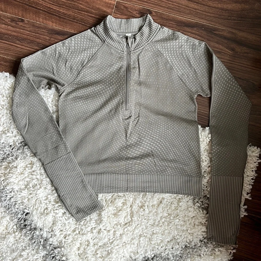 Lululemon crop half zip - Picture 1 of 3